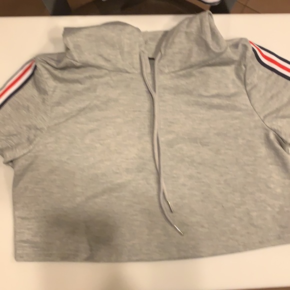 💋 2 PIECE CROPPED HOODIE AND SKIRT SIZE MEDIUM - Picture 3 of 4